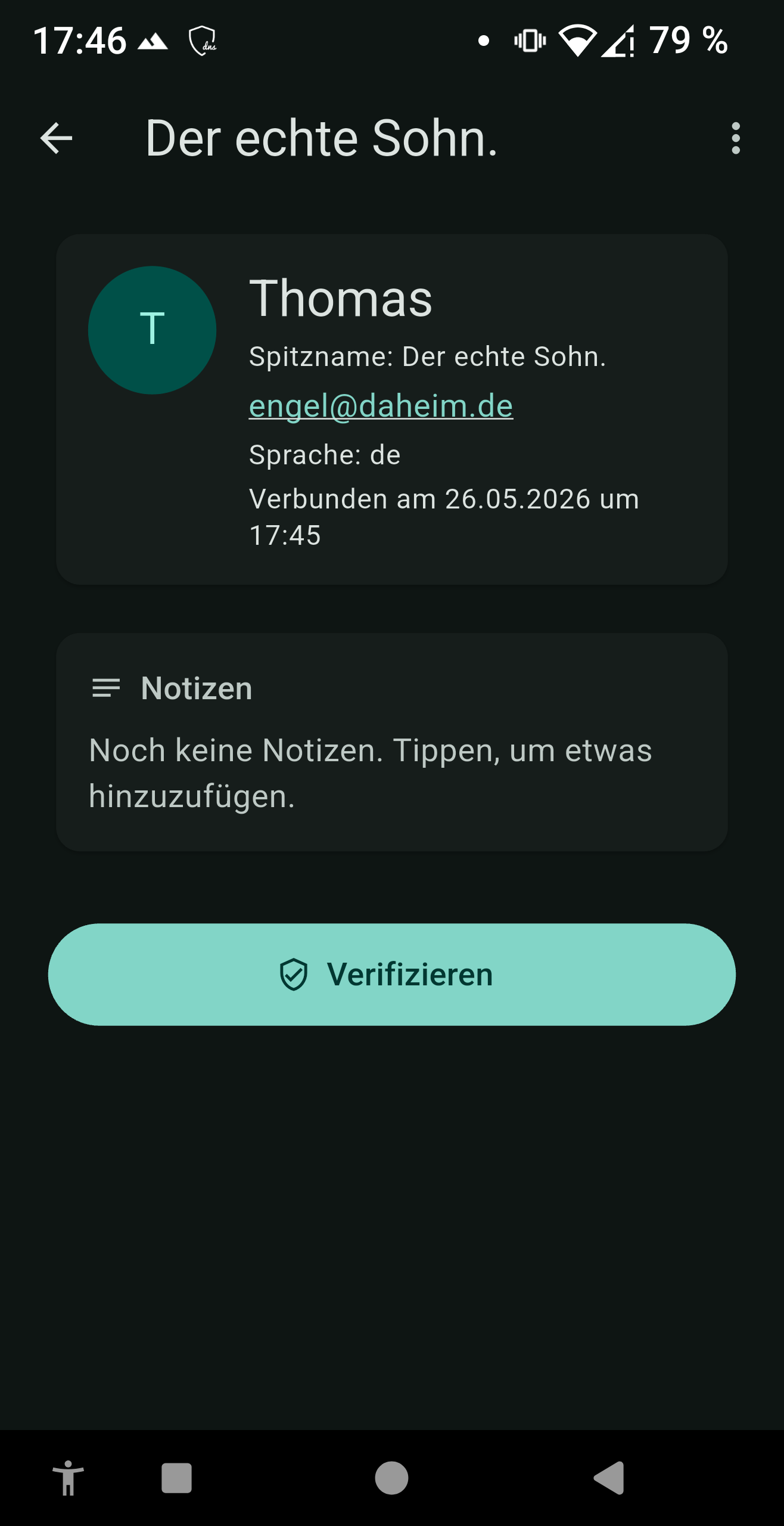Detailseite eines Kontakts mit Spitzname, Schnappschussdaten und einem deutlichen 'Verifizieren'-Knopf